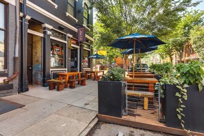 Outdoor dining - Walkable & Stylish! Cincy Loft in Prime OTR Spot (Cincinnati)