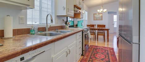 Coffee/tea maker, fridge, microwave, stovetop