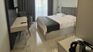 Caja de seguridad en la habitación y escritorio 