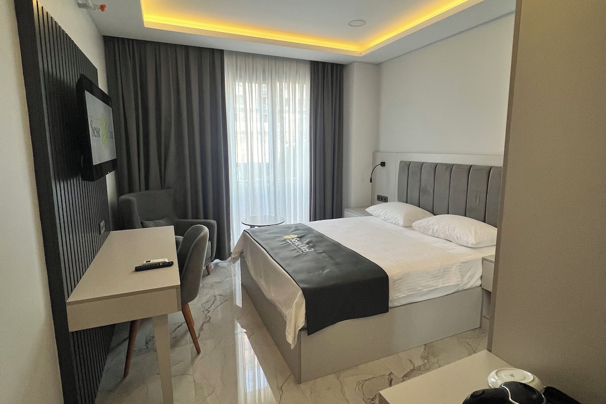Deluxe-Doppelzimmer, Stadtblick | Zimmersafe, Schreibtisch, schallisolierte Zimmer, Bügeleisen/Bügelbrett