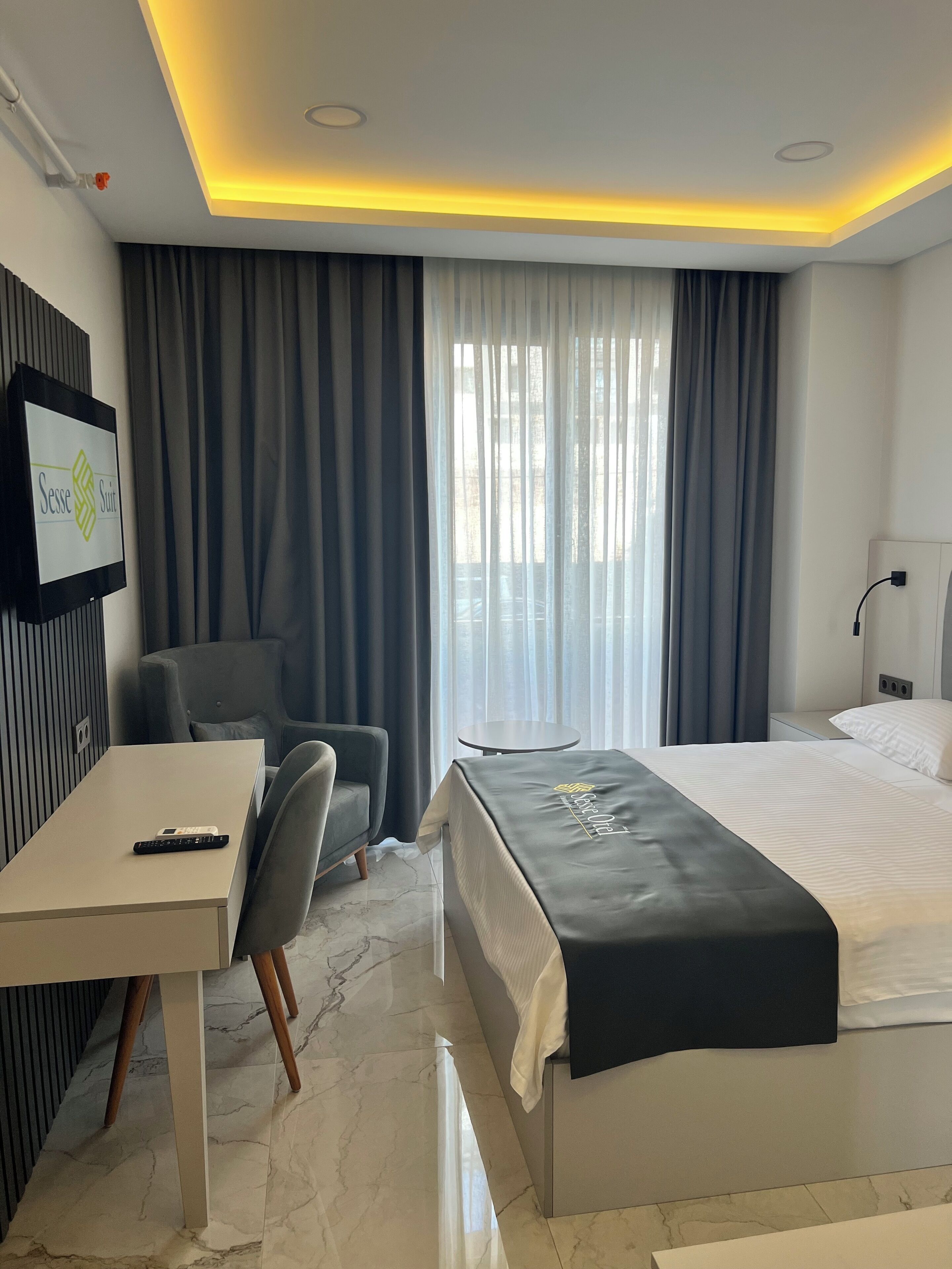 Habitación Deluxe doble, vistas a la ciudad | Caja fuerte, escritorio, sistema de insonorización