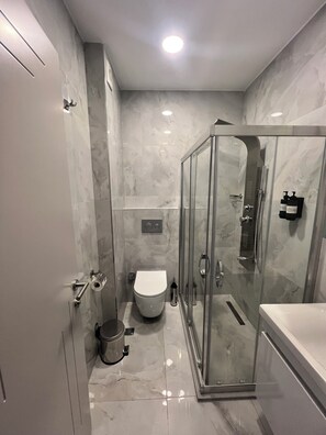 Deluxe-Doppelzimmer, Stadtblick | Badezimmer | Kostenlose Toilettenartikel, Haartrockner, Hausschuhe, Handtücher