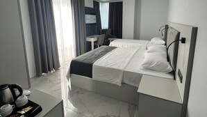 Caja de seguridad en la habitación y escritorio 