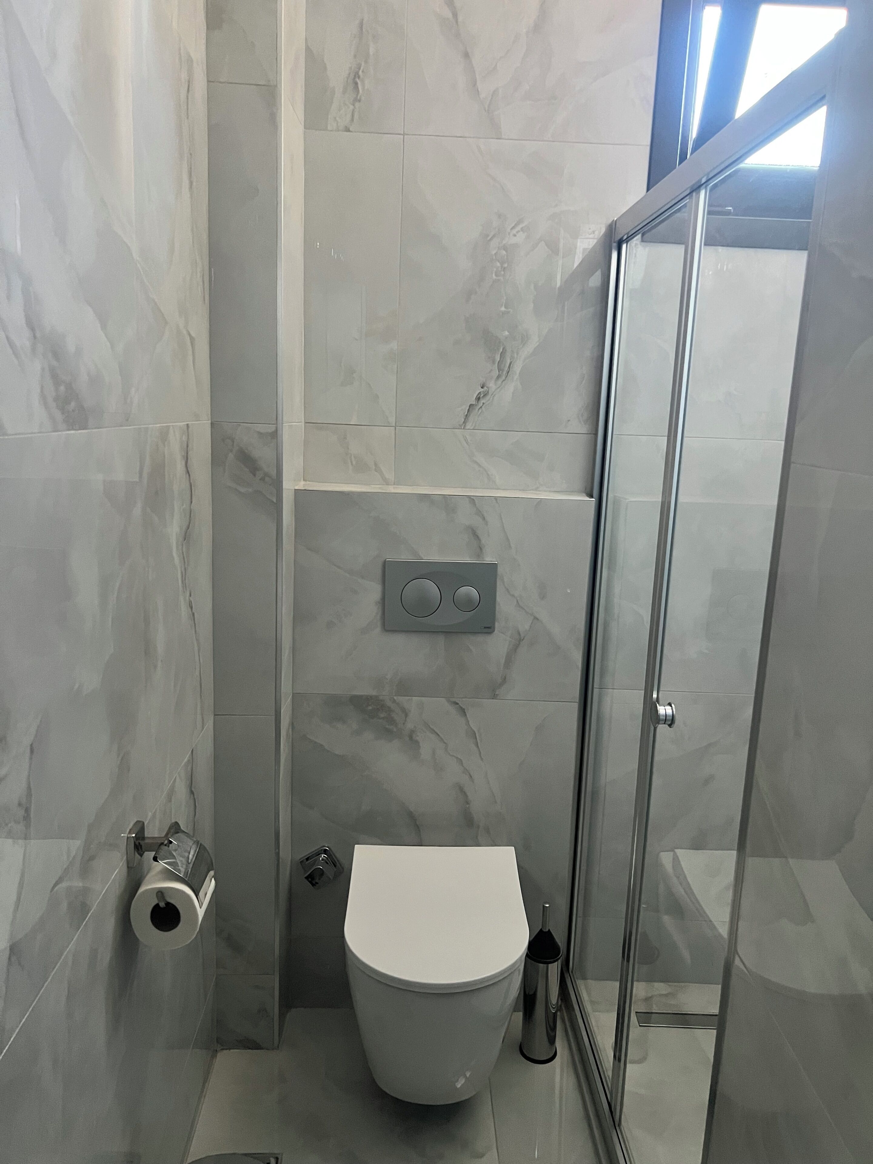 Suite junior, vistas a la ciudad | Baño | Artículos de higiene personal gratuitos, secador de pelo y zapatillas