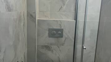 Suite junior, vistas a la ciudad | Baño | Artículos de higiene personal gratuitos, secador de pelo y zapatillas