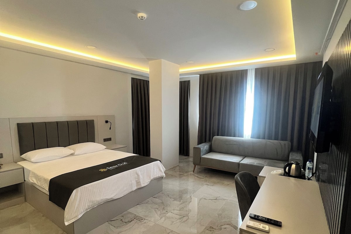 Junior-Suite, Stadtblick | Zimmersafe, Schreibtisch, schallisolierte Zimmer, Bügeleisen/Bügelbrett