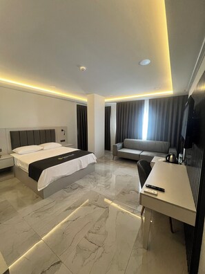 Junior-Suite, Stadtblick | Zimmersafe, Schreibtisch, schallisolierte Zimmer, Bügeleisen/Bügelbrett