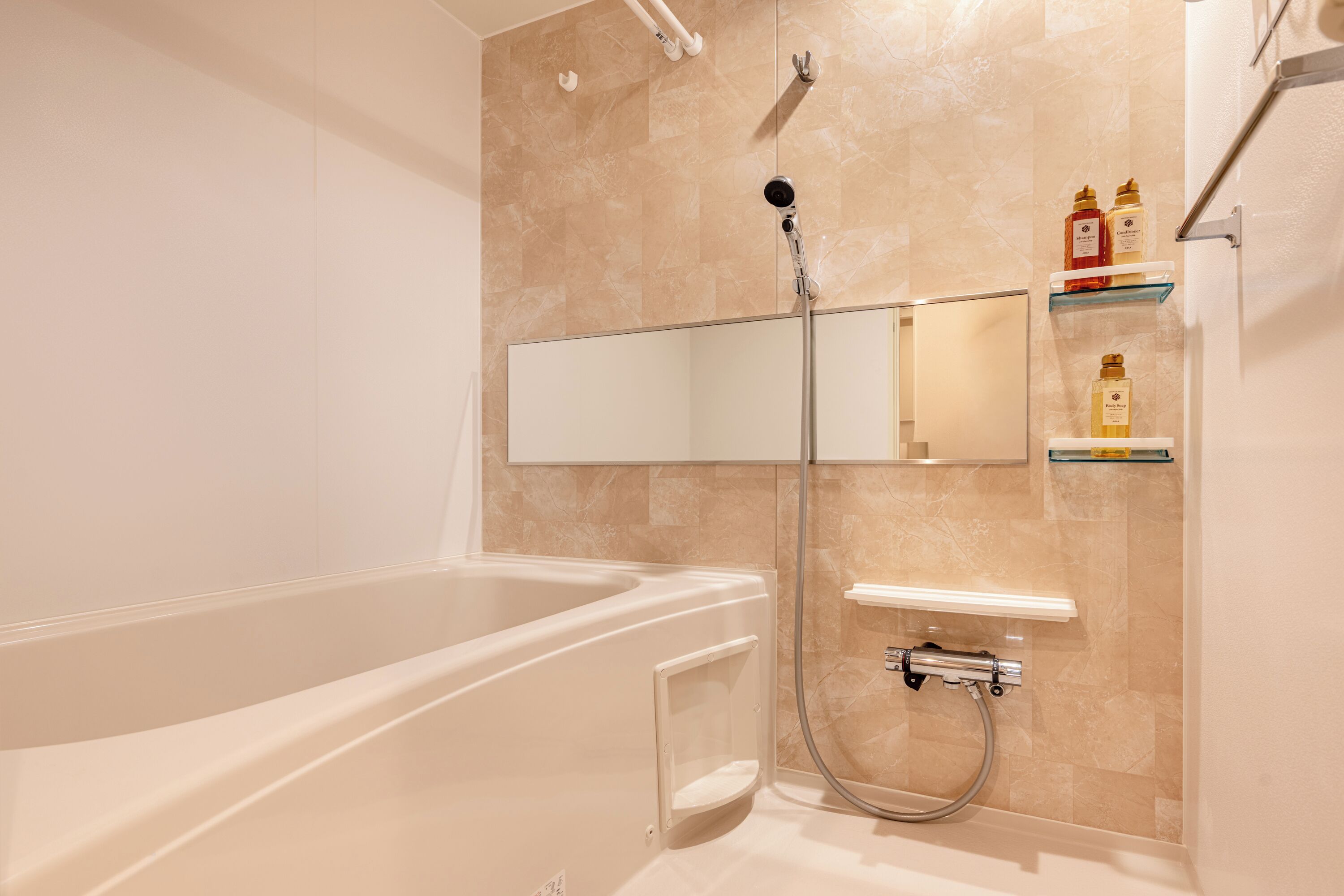 Estudio, para no fumadores | Baño | Tina y regadera independientes, secadora de cabello, pantuflas, toallas 