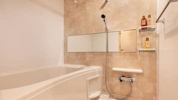 Estudio, para no fumadores | Baño | Tina y regadera independientes, secadora de cabello, pantuflas, toallas