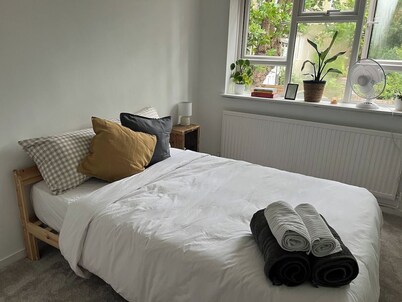 Peaceful 2-bed with balcony & free parking