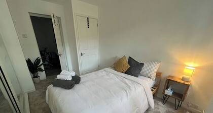 Peaceful 2-bed with balcony & free parking