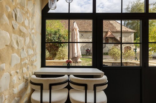 Holiday Home “Le Pigeonnier Des Châpeaudieres” with Private Terrace, Wi-Fi, Air Conditioning