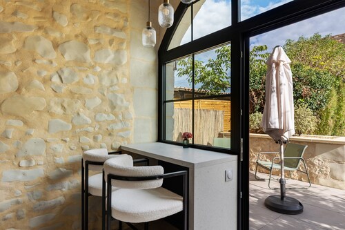 Holiday Home “Le Pigeonnier Des Châpeaudieres” with Private Terrace, Wi-Fi, Air Conditioning