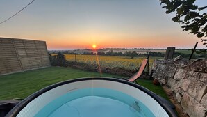 A swimming pool with a view of a sunset and a sunflower field. - Holiday Home “Le Pigeonnier Des Châpeaudieres” with Private Terrace, Wi-Fi, Air Conditioning (Châtellerault)