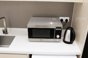 Suite estudio, vistas a la ciudad | Cocina privada | Frigorífico grande, microondas, placa de cocina y lavavajillas