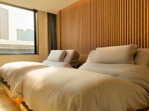 Deluxe Twin Room, City View | Desk, laptop workspace, blackout curtains, iron/ironing board - Chengdu Ben Hotel (Chengdu)