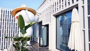 Un edificio moderno con facciata bianca, ampie finestre e un'entrata.