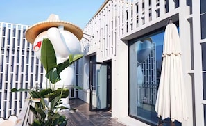 A modern building with a white facade, large windows, and a door. - Chengdu Ben Hotel (Chengdu)