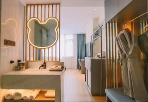 Deluxe Twin Room, City View | Bathroom | Free toiletries, hair dryer, slippers, towels - Chengdu Ben Hotel (Chengdu)