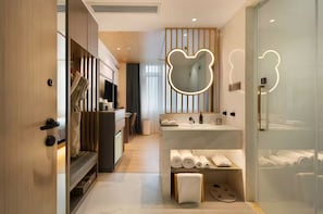 Luxury Double Room | Bathroom | Shower, rainfall showerhead, free toiletries, hair dryer - Chengdu Ben Hotel (Chengdu)