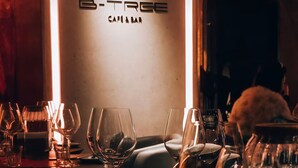 Interno di un ristorante con area bar, bicchieri e un espositore per i menu.