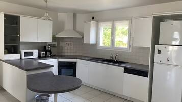 Kaffetrakter/tekoker, kjøleskap, mikrobølgeovn og ovn