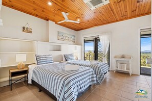 Escritorio, tabla de planchar con plancha, wifi gratis y ropa de cama 