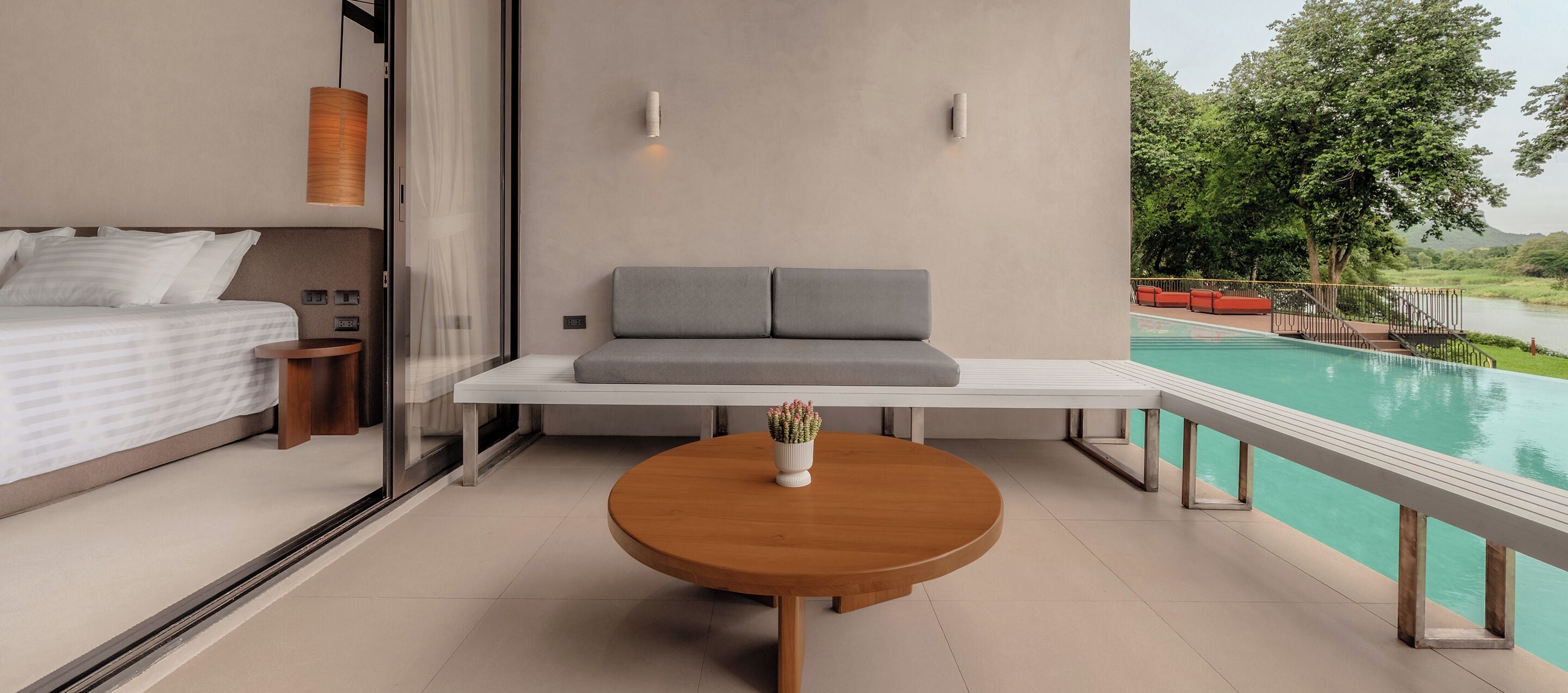 Un dormitorio moderno con cama, mesita de noche y vistas a una piscina.