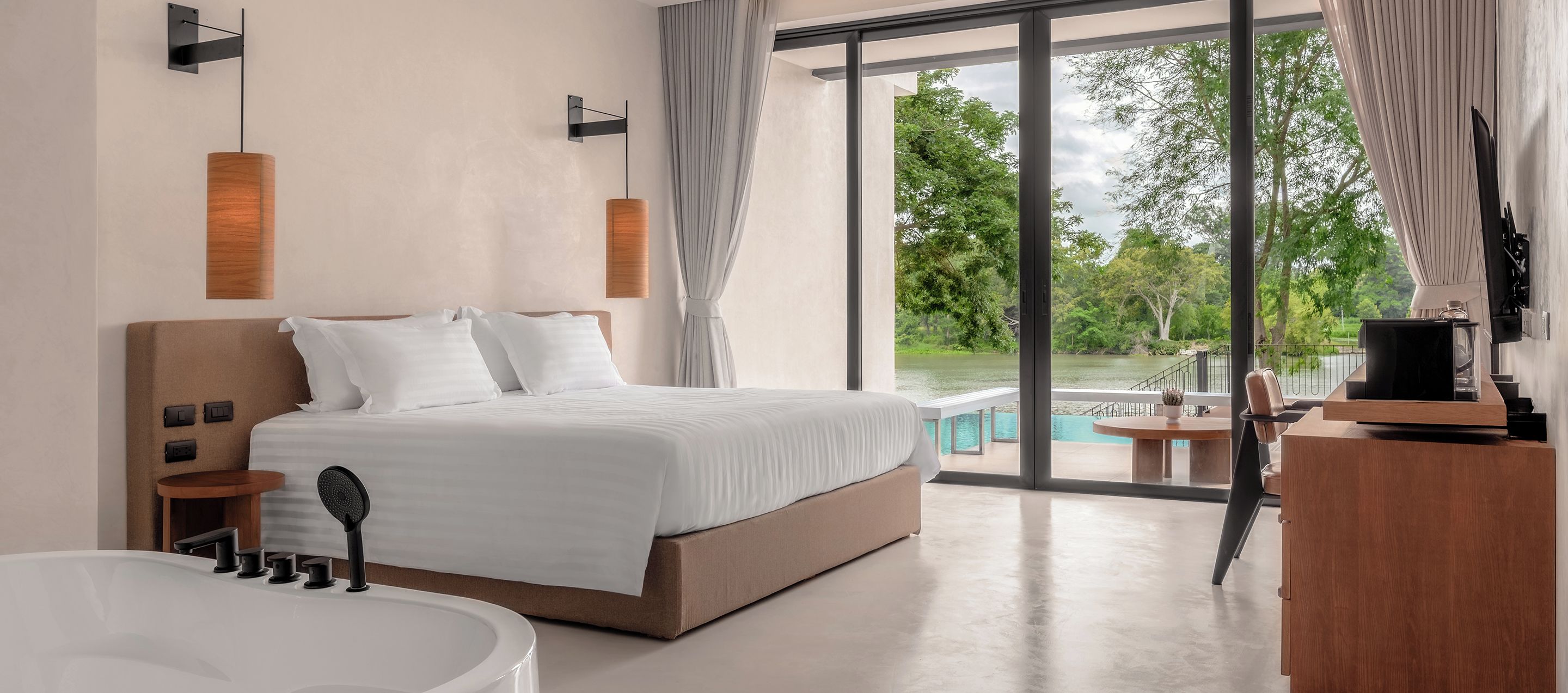 Deluxe Pool Access with Bathtub 