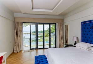 8 bedrooms, desk, iron/ironing board, WiFi (free)