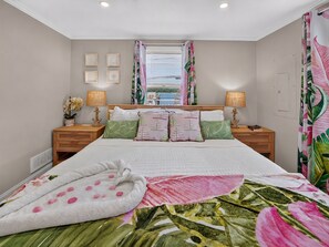 3 bedrooms, iron/ironing board, internet, bed sheets - Oceanfront Home w/HotTub, Game Room, Movie Theater (Scituate)