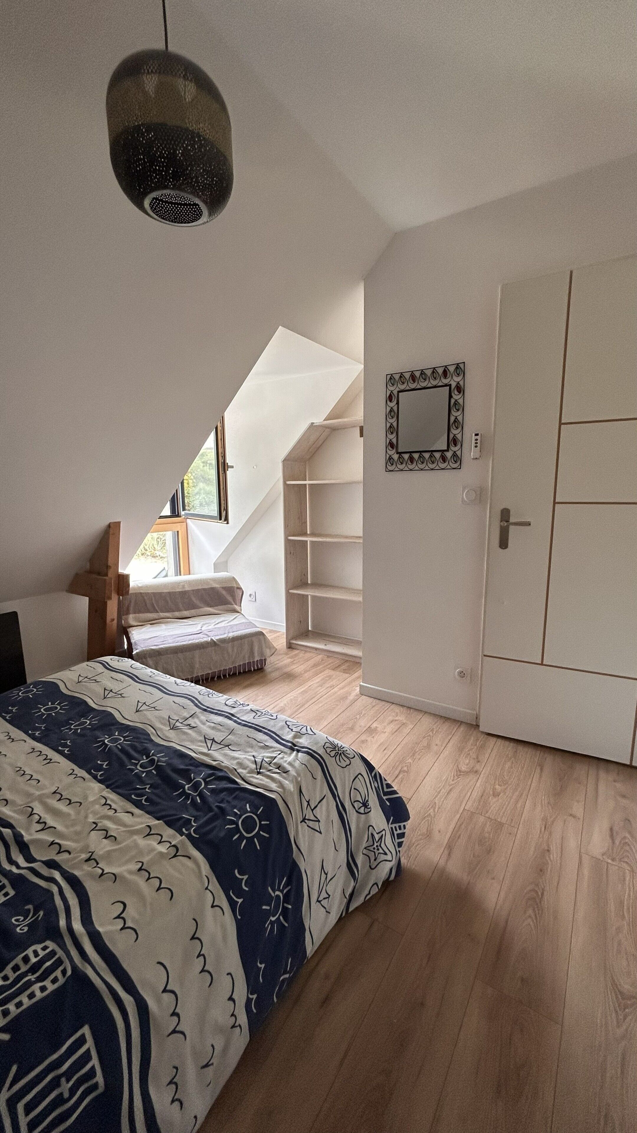 4 habitaciones, tabla de planchar con plancha y ropa de cama 