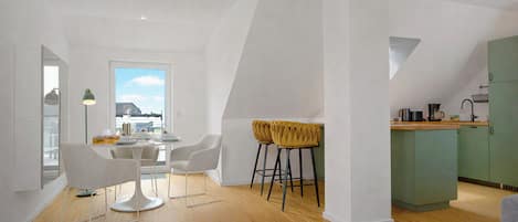 Een moderne keuken met een houten aanrecht, een spoelbak en een groen kastje.