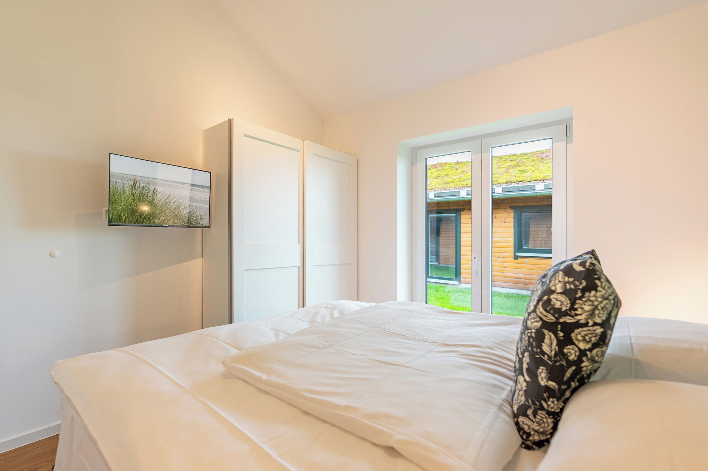 2 bedrooms, travel crib, WiFi (free)