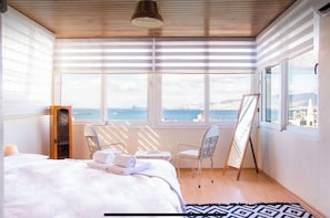 3 habitaciones, tabla de planchar con plancha y ropa de cama