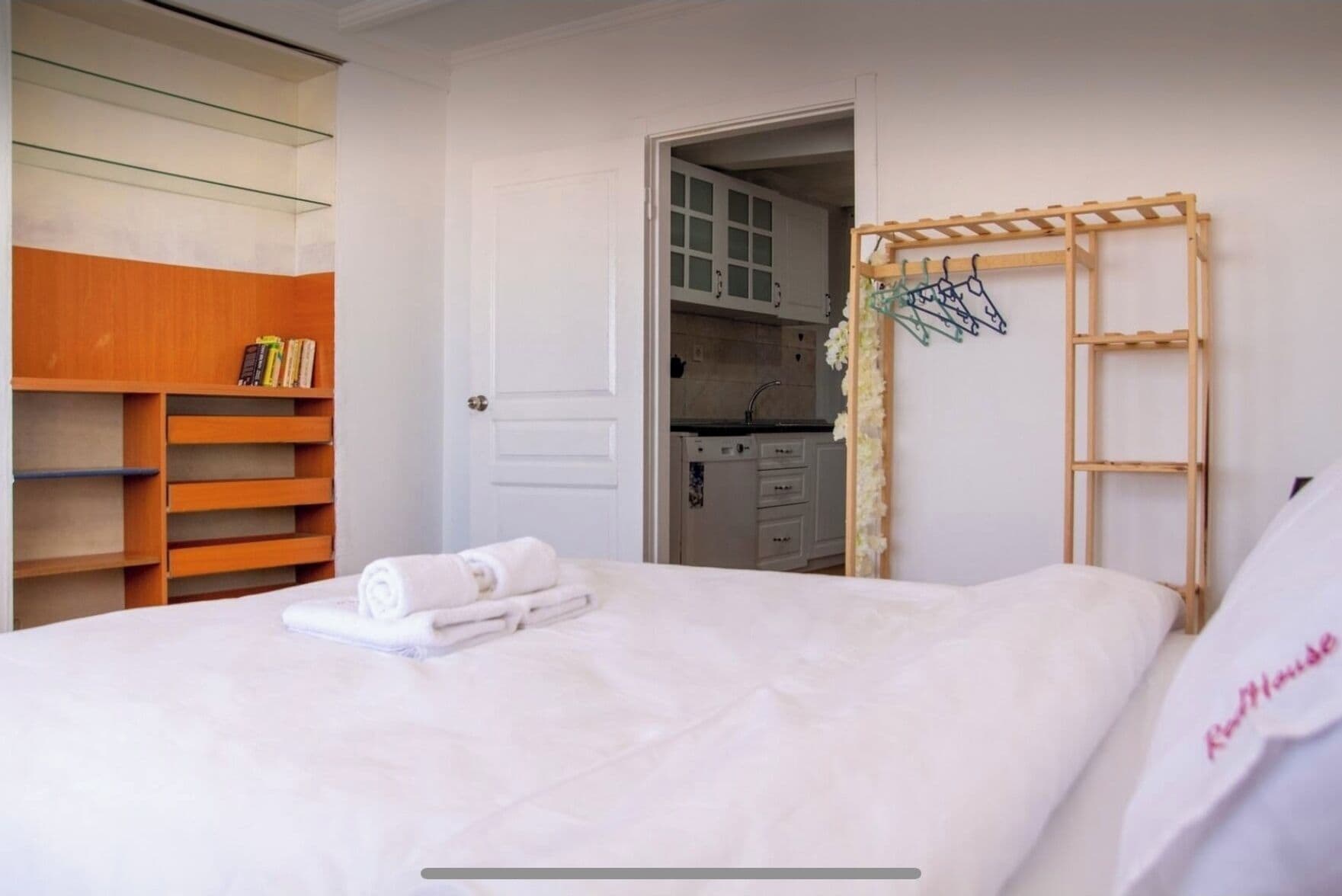 3 bedrooms, iron/ironing board, bed sheets
