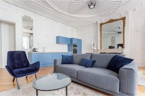 Living area - Very spacious, recently renovated apartment near Madeleine (Île-de-France)