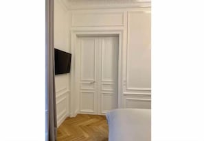 Room - Very spacious, recently renovated apartment near Madeleine (Île-de-France)