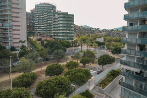 Una zona residencial con edificios de varios pisos, una calle curva y zonas verdes.