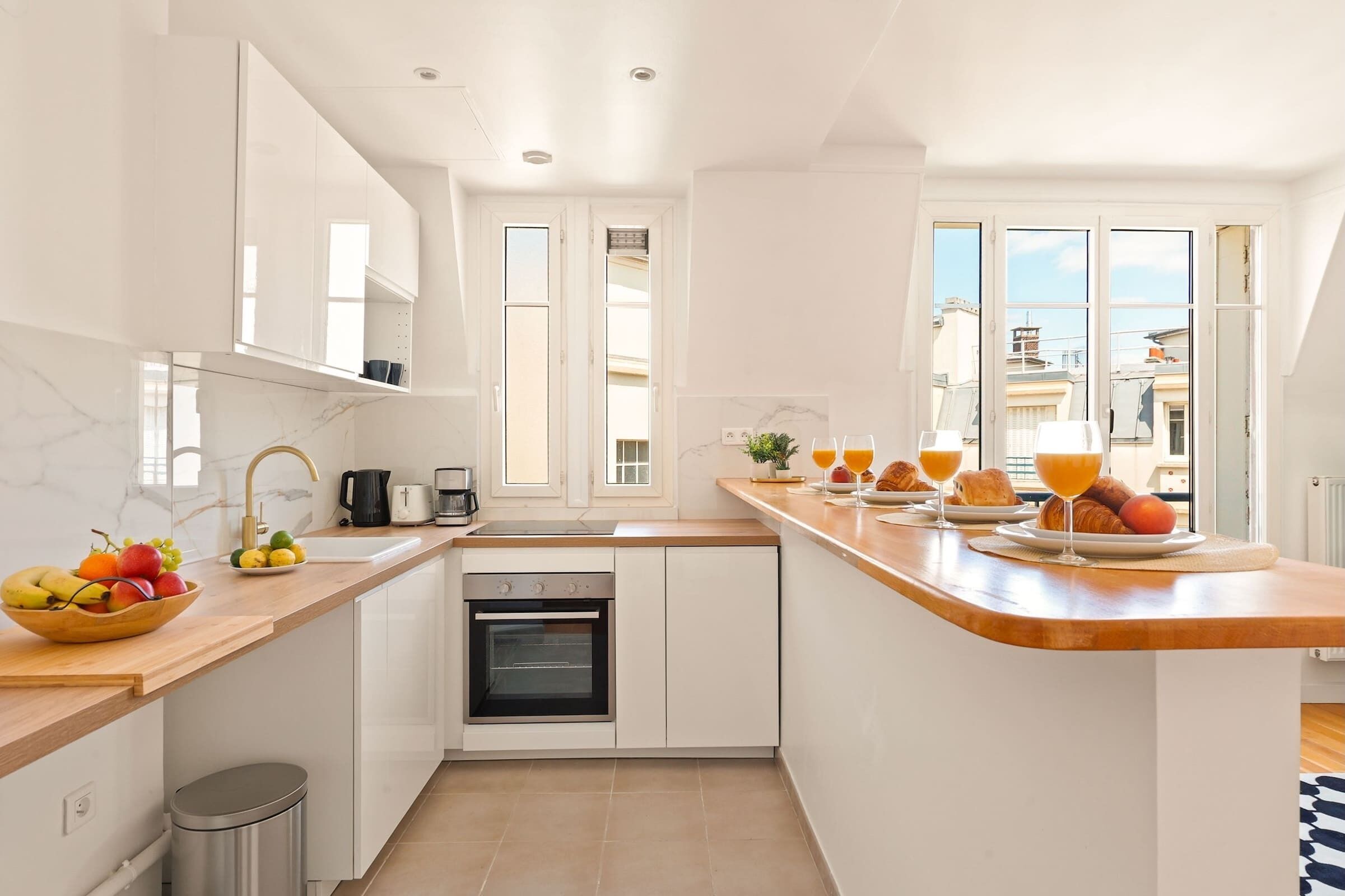 Coffee/tea maker, fridge, oven, stovetop