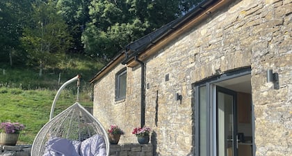 Luxury Welsh Barn Retreat. Pool & Stunning Views