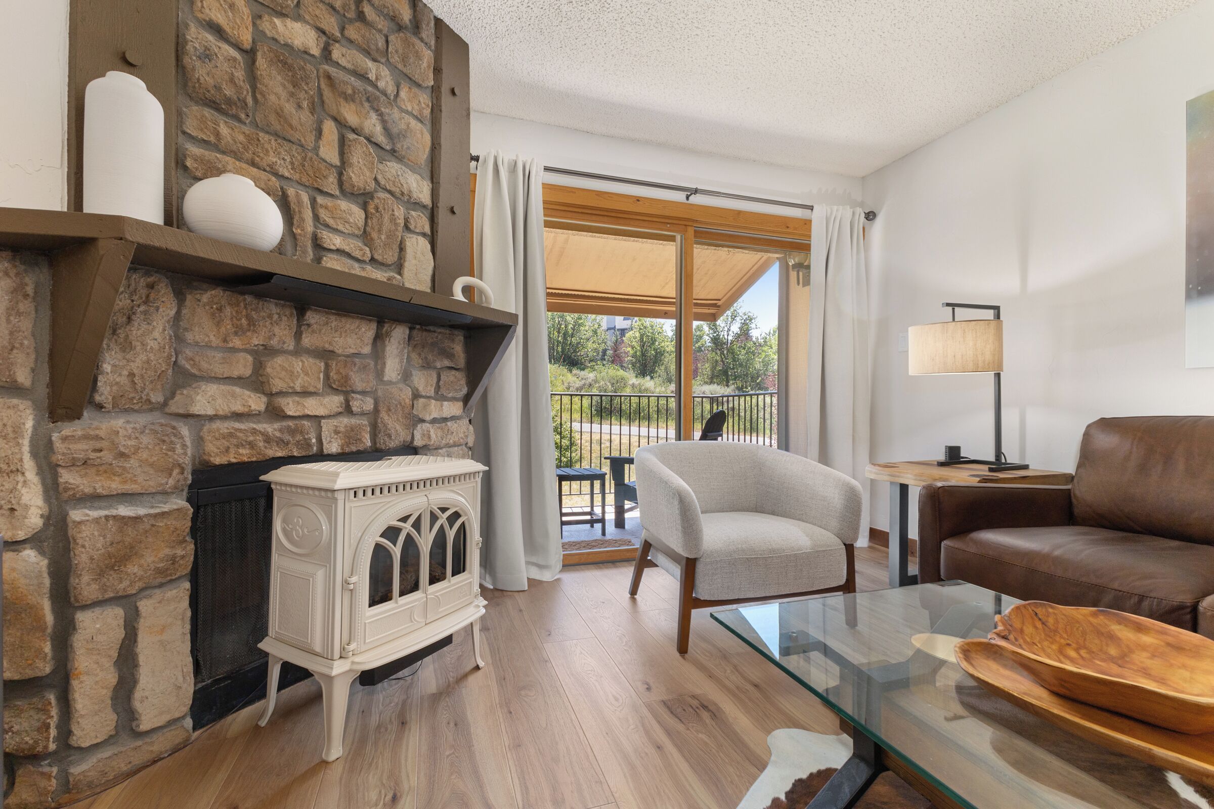 Smart TV, fireplace, computer monitors