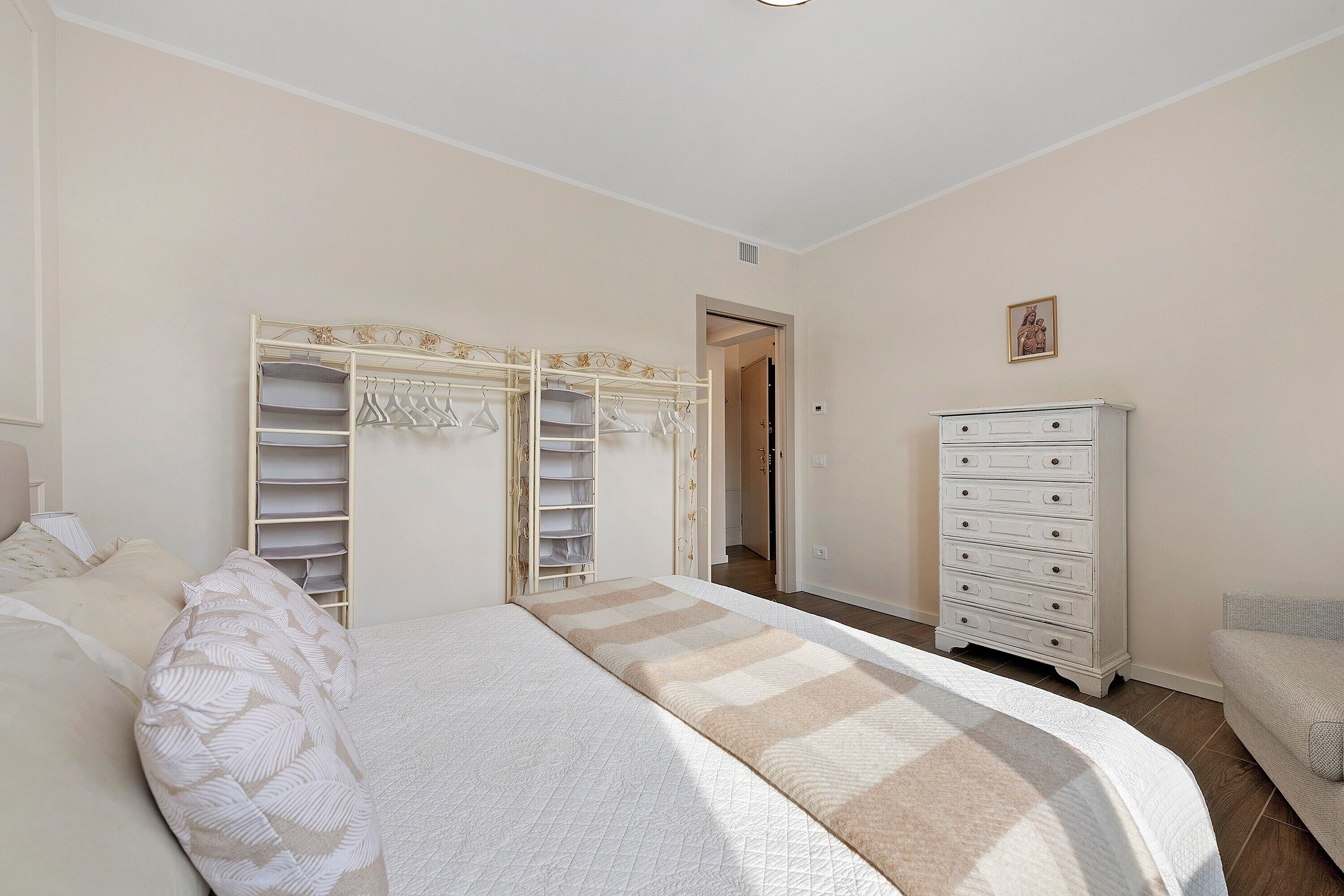 1 habitación, tabla de planchar con plancha, wifi y ropa de cama 
