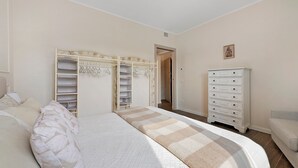 A bedroom with a bed, a wardrobe, and a dresser. - ‘Elegant Lake Iseo’ Apartment with Lake & Mountain Views, Wi-Fi, Air Conditioning (Paratico)