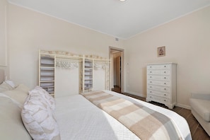1 dormitorio, tabla de planchar con plancha, wifi y ropa de cama