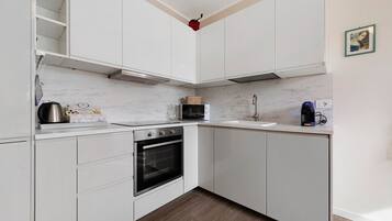 Coffee/tea maker, fridge, microwave, oven