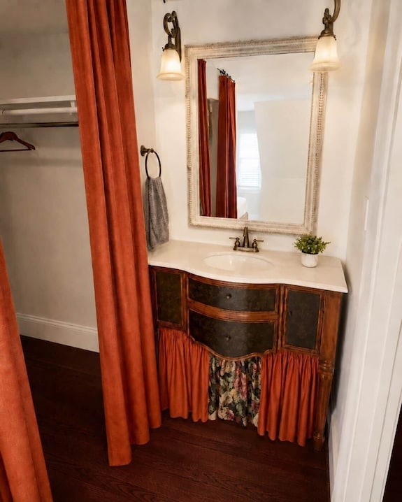 Chef's Château Suite A | King Bed, Pool + Hot Tub - Hampton, GA