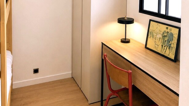 A bedroom with a bunk bed, a desk with a chair, a lamp, and a window. - Houlgate, near the beach, with outdoor space and parking (Houlgate)