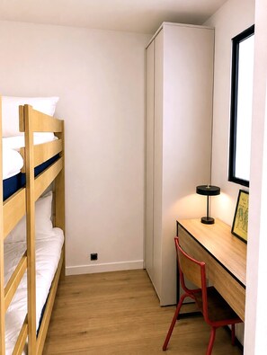 A bunk bed with white bedding, a desk with a chair, and a lamp. - Houlgate, near the beach, with outdoor space and parking (Houlgate)