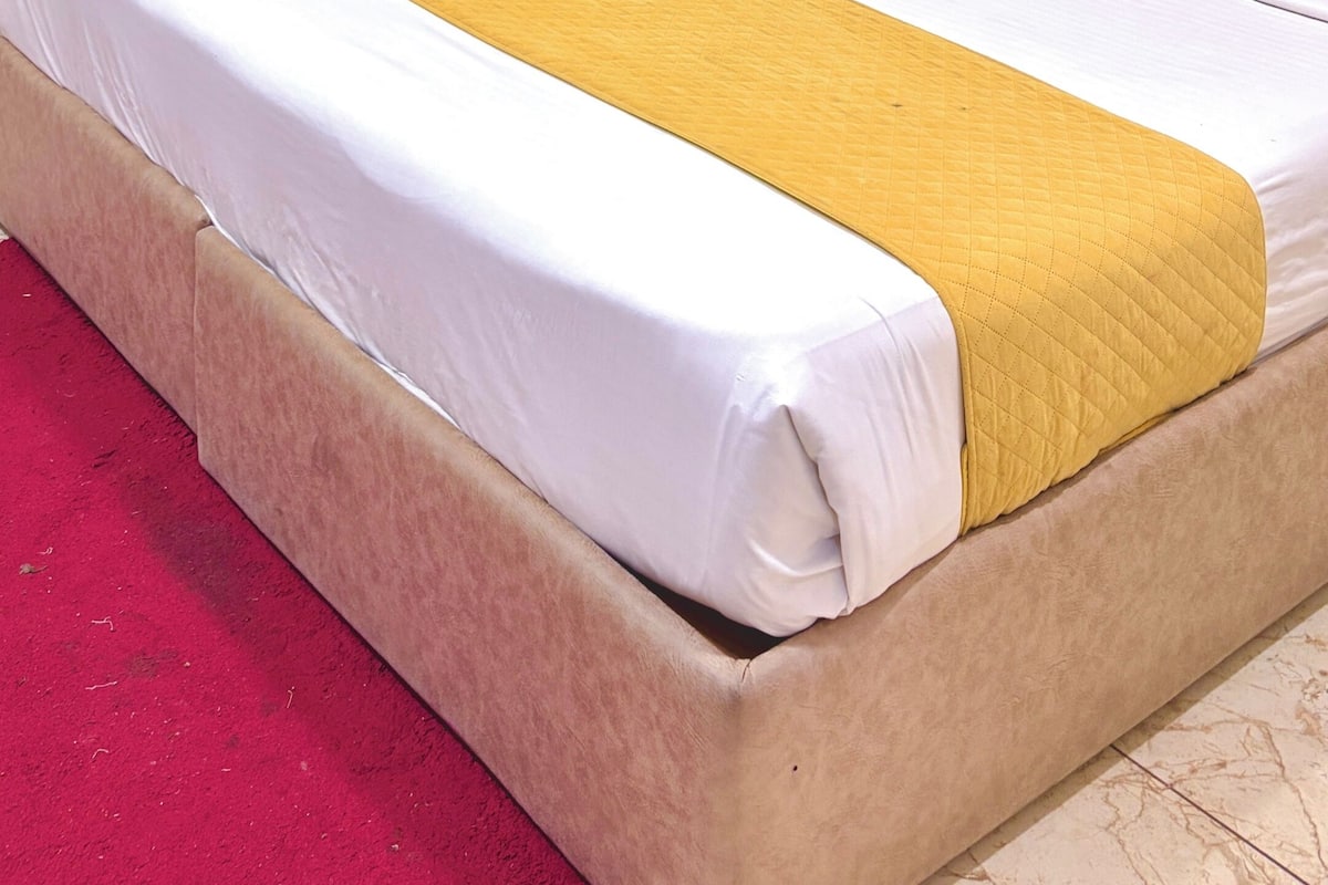 Escritorio, sistema de insonorización, wifi gratis y ropa de cama